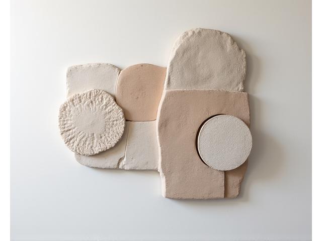 Composition murale moderne en céramique, texture et relief, Source Argilée